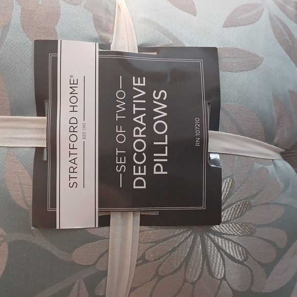 NWT) Stratford Home Set of 2 light blue Pillows-17"×17" flora motif - Picture 9 of 9